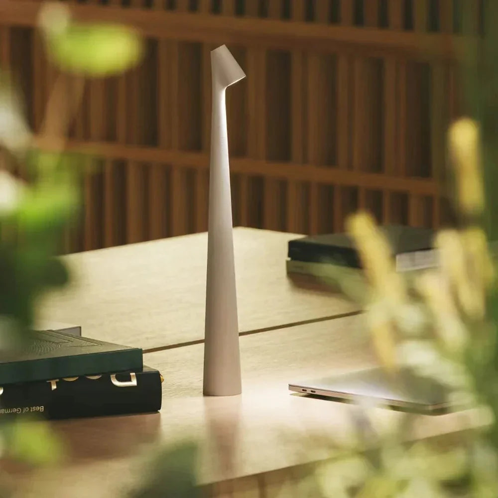 Moderner grauer Design-Wasserkocher auf Holztisch, minimalistisch, stilvoll, Küche, Büro.