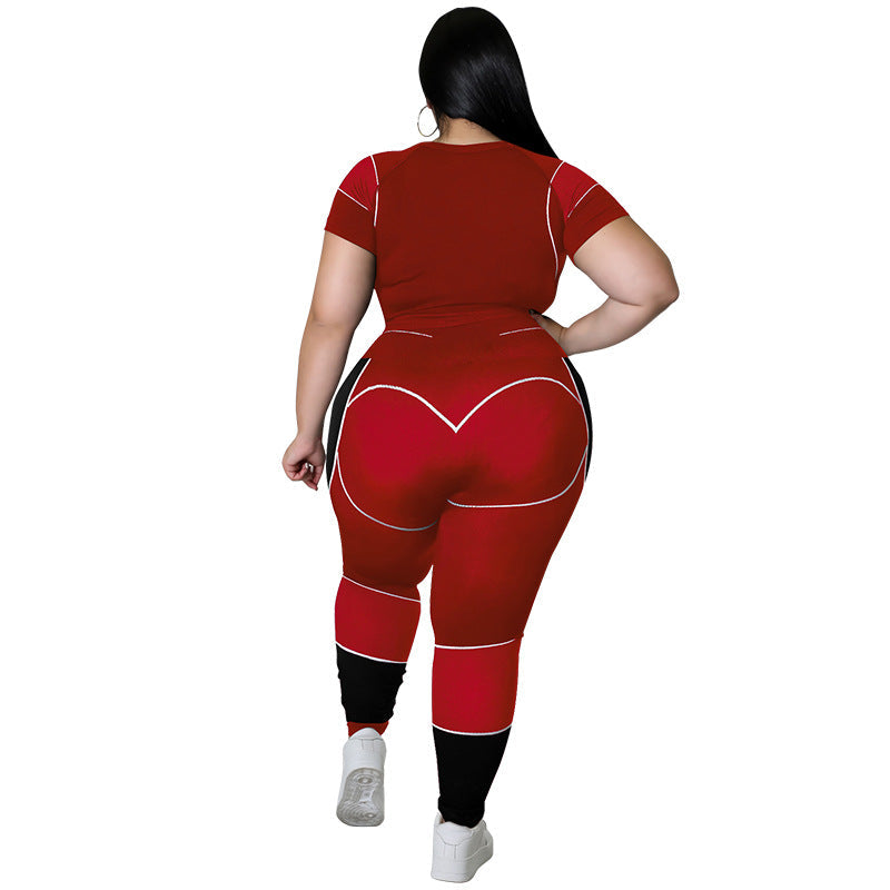 Frau in rotem, figurbetontem Jumpsuit, Rückansicht, Plus-Size-Mode, sportlich, modern.