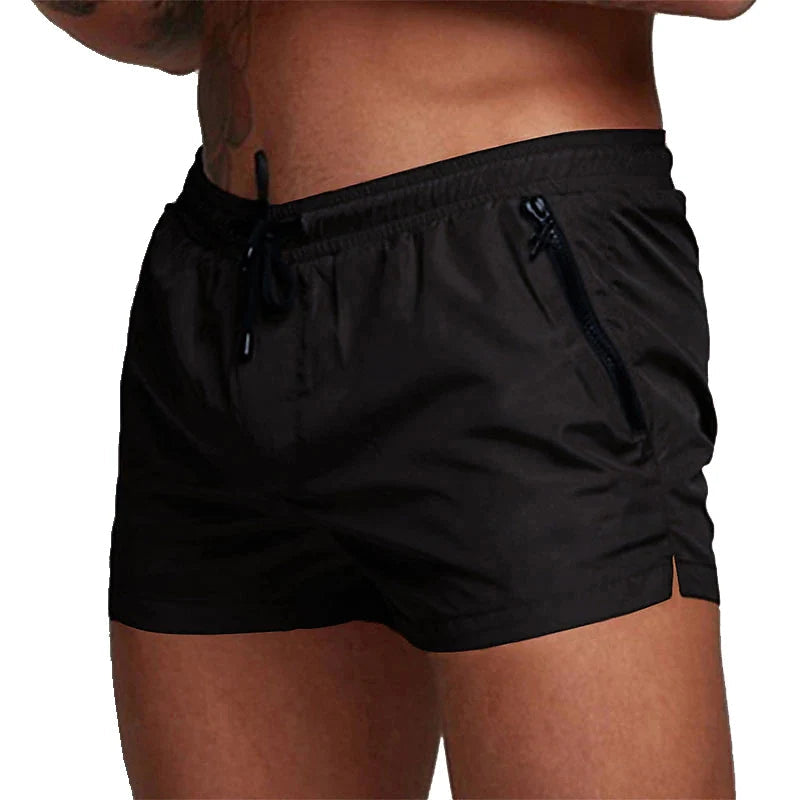 Schwarze Herren-Badeshorts mit Reißverschlusstaschen, sportlich, schnell trocknend.