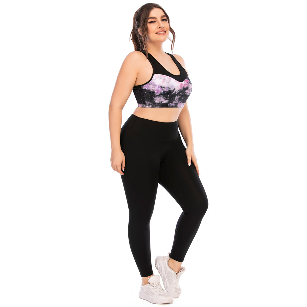 Frau in schwarzer Sportleggings und lila Sport-BH, lächelnd, Fitnessmode, weiße Turnschuhe.