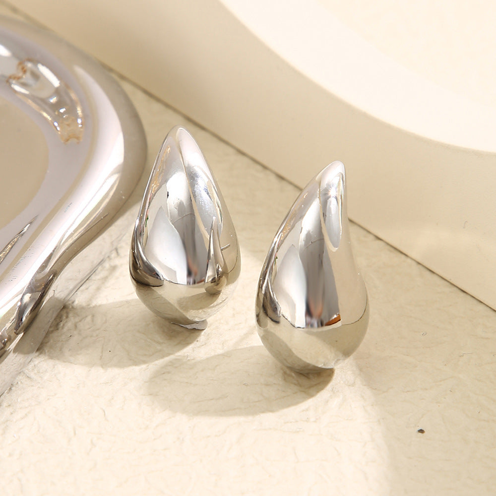 Silberne Tropfen-Ohrringe aus Edelstahl, glänzend, modern, elegantes Schmuckdesign.