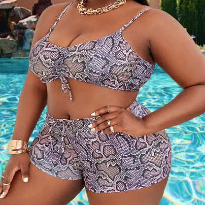 Frau in Schlangenprint-Bikini vor Pool, Plus-Size-Bademode, Sommermode, trendiger Look.