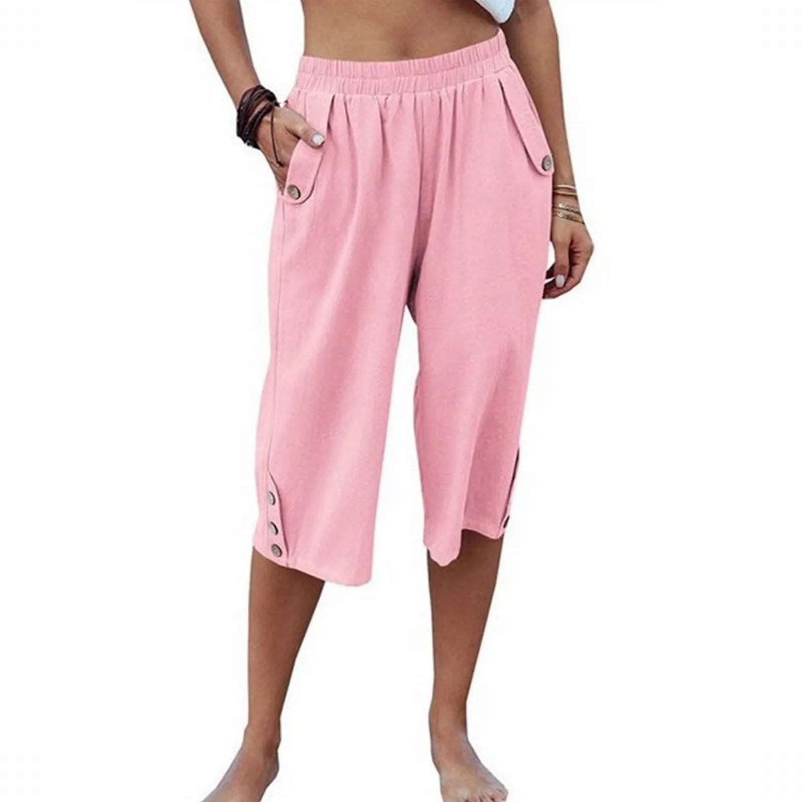 Frau in rosa Caprihose, lässig, Sommermode, Damenbekleidung, bequem, elastischer Bund.