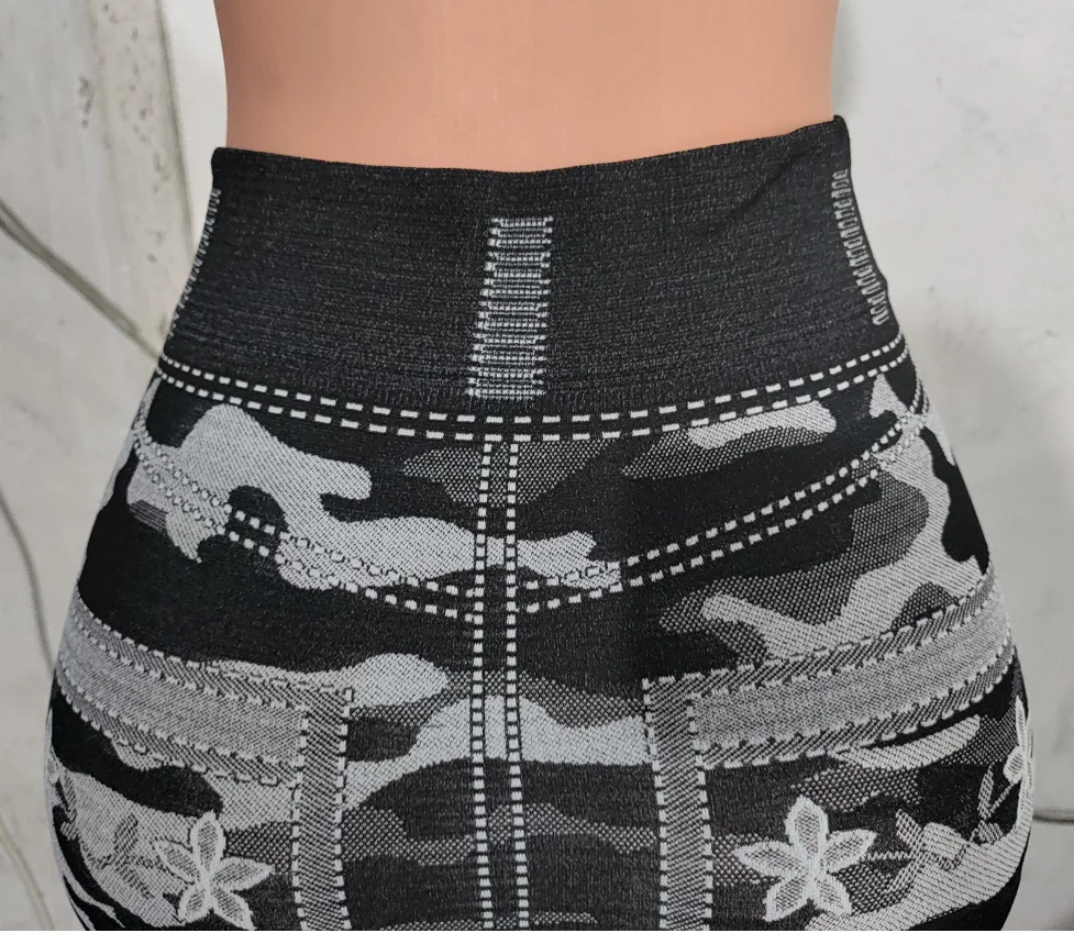 Schwarzer Camouflage-Rock mit Blumenmuster, elastisch, figurbetont, Damenmode.