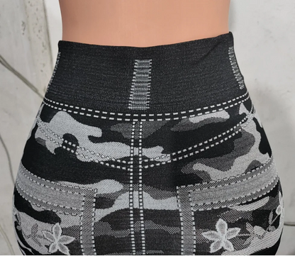 Schwarzer Camouflage-Rock mit Blumenmuster, elastisch, figurbetont, Damenmode.