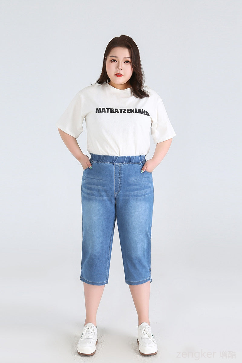 Frau in weißem T-Shirt und blauer Jeans-Caprihose, Mode für große Größen, lässiger Stil.