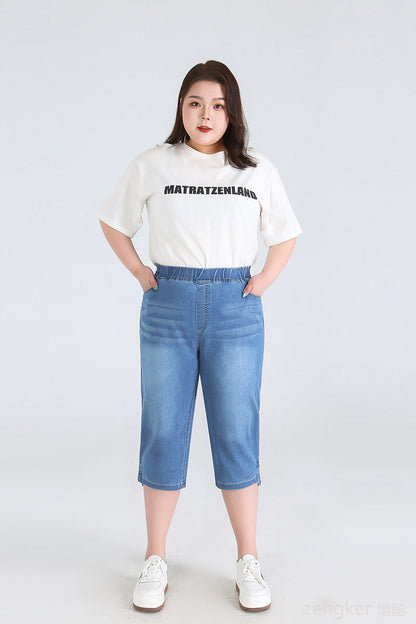 Frau in weißem T-Shirt und blauer Jeans-Caprihose, Mode für große Größen, lässiger Stil.