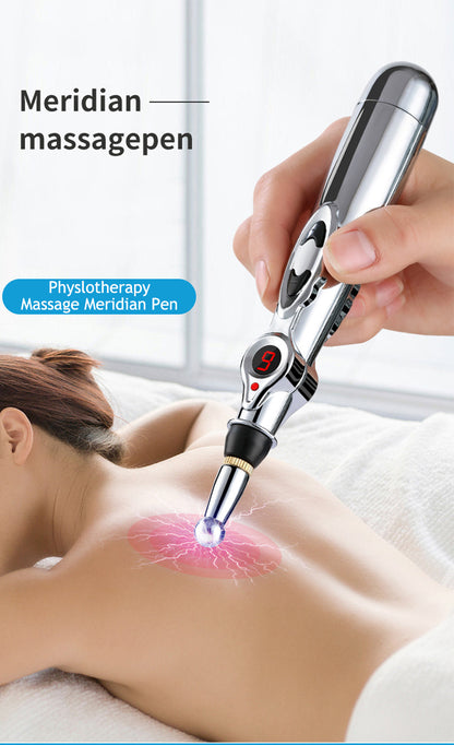 Elektronischer Meridian-Massagepen, silber, für Physiotherapie, auf Rücken einer Person.