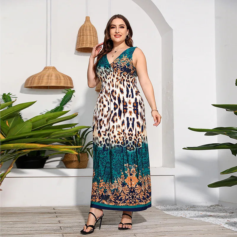 Frau in langem, ärmellosem Sommerkleid mit Leopardenmuster und Blumen, steht draußen.