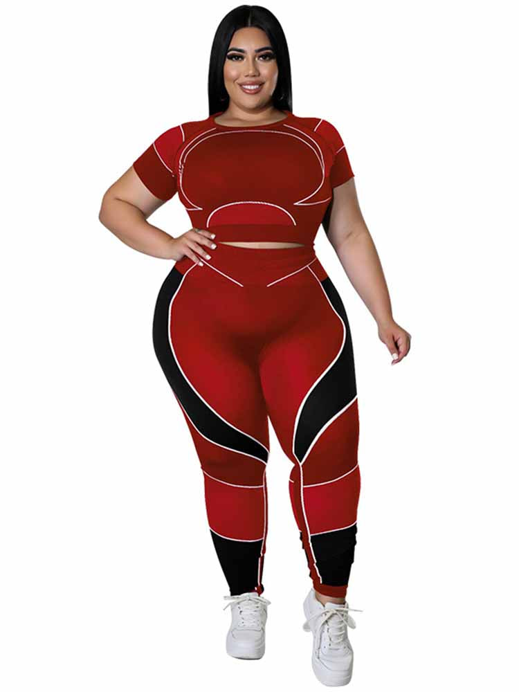 Frau in rotem Sportanzug, Plus-Size, Fitnessmode, elastisch, modern, bequem, mit Sneakers.