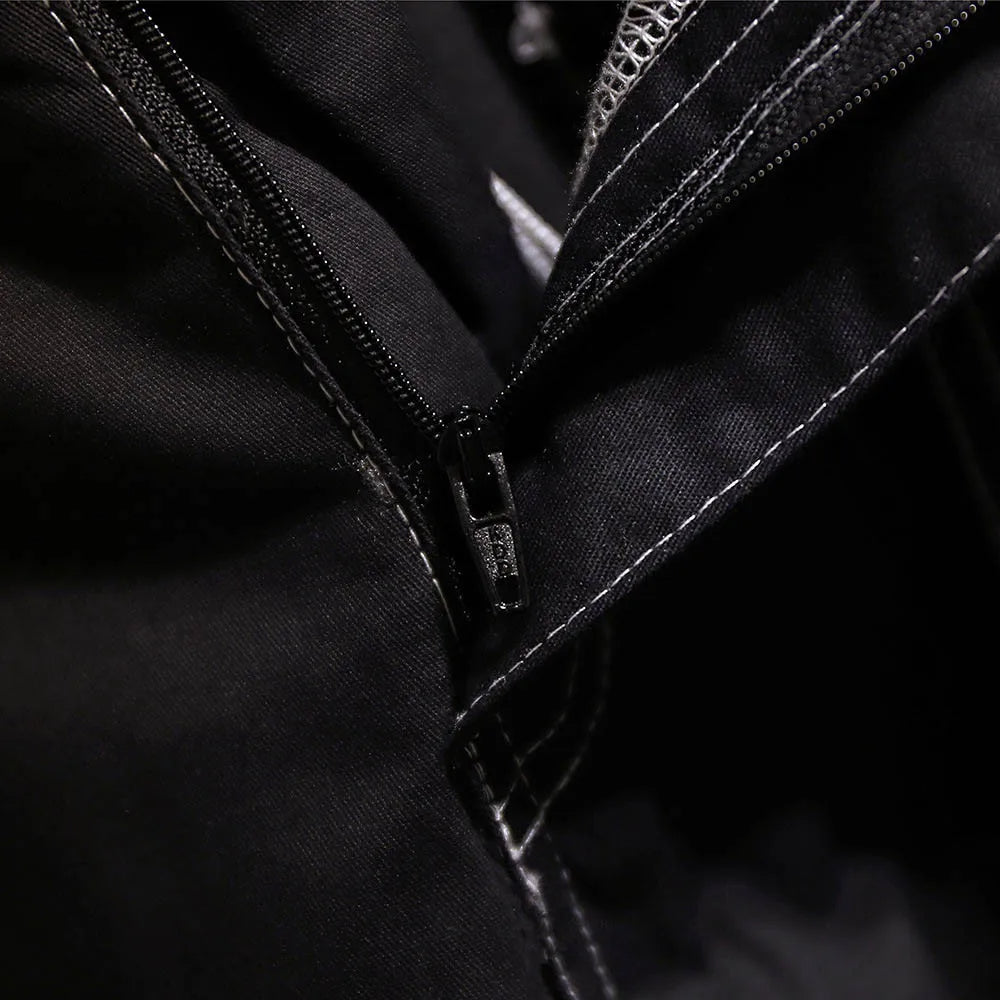 Schwarzer Reißverschluss an Jacke, Nahaufnahme, robuste Nähte, Outdoor-Bekleidung, Detailansicht.