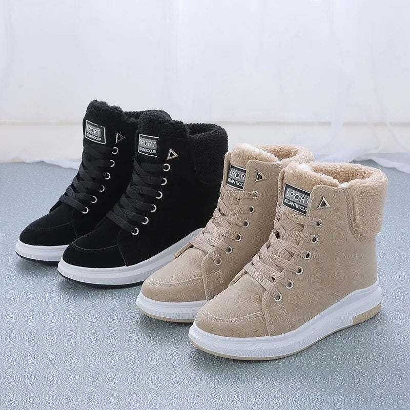 Schwarze und beige Winterstiefel mit Fellfutter, sportlich, warm, rutschfeste Sohle.