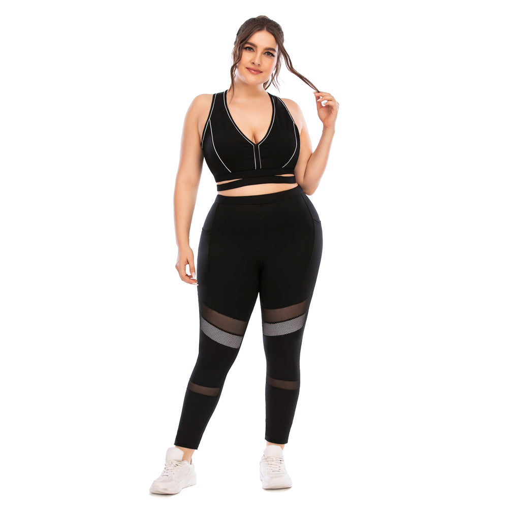 Frau in schwarzem Sport-BH und Leggings mit Mesh-Einsätzen, Fitnessmode, Plus-Size.