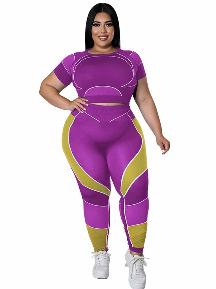 Frau in lila-gelbem Sportanzug, Plus-Size, Fitnessmode, bequeme Sportbekleidung.