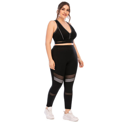 Frau in schwarzem Sport-BH und Leggings mit Mesh-Einsätzen, Plus-Size-Mode, Fitness-Outfit.