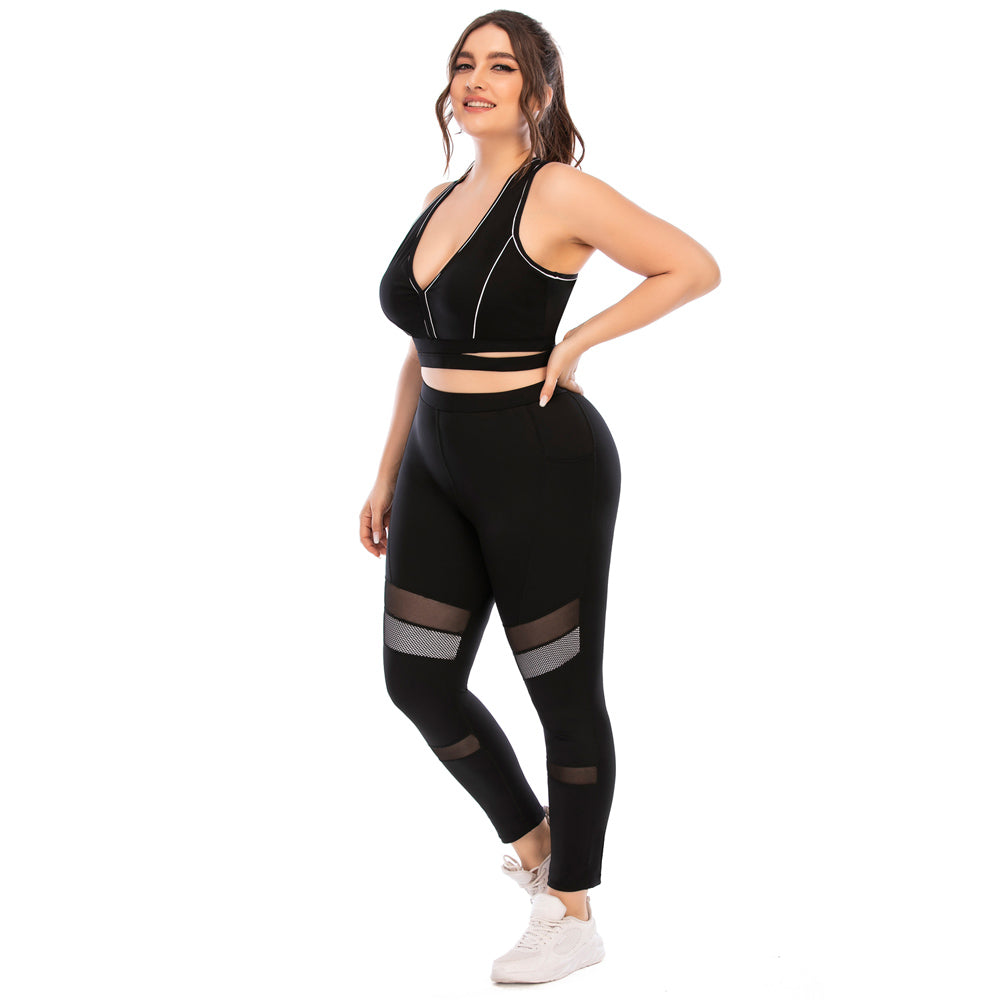 Frau in schwarzem Sport-BH und Leggings mit Mesh-Einsätzen, lächelnd, weiße Turnschuhe.
