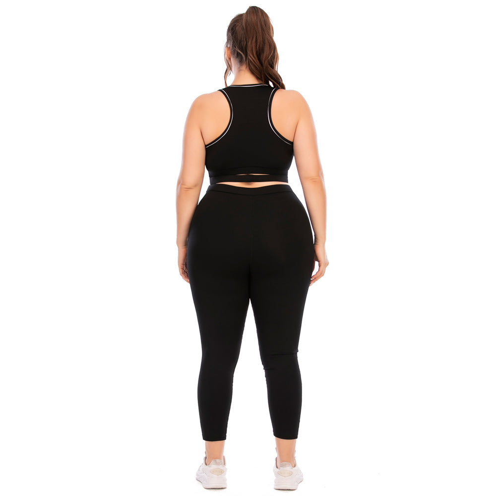 Frau in schwarzem Sport-BH und Leggings, Rückansicht, Fitnessmode, Plus-Size, Sportbekleidung.