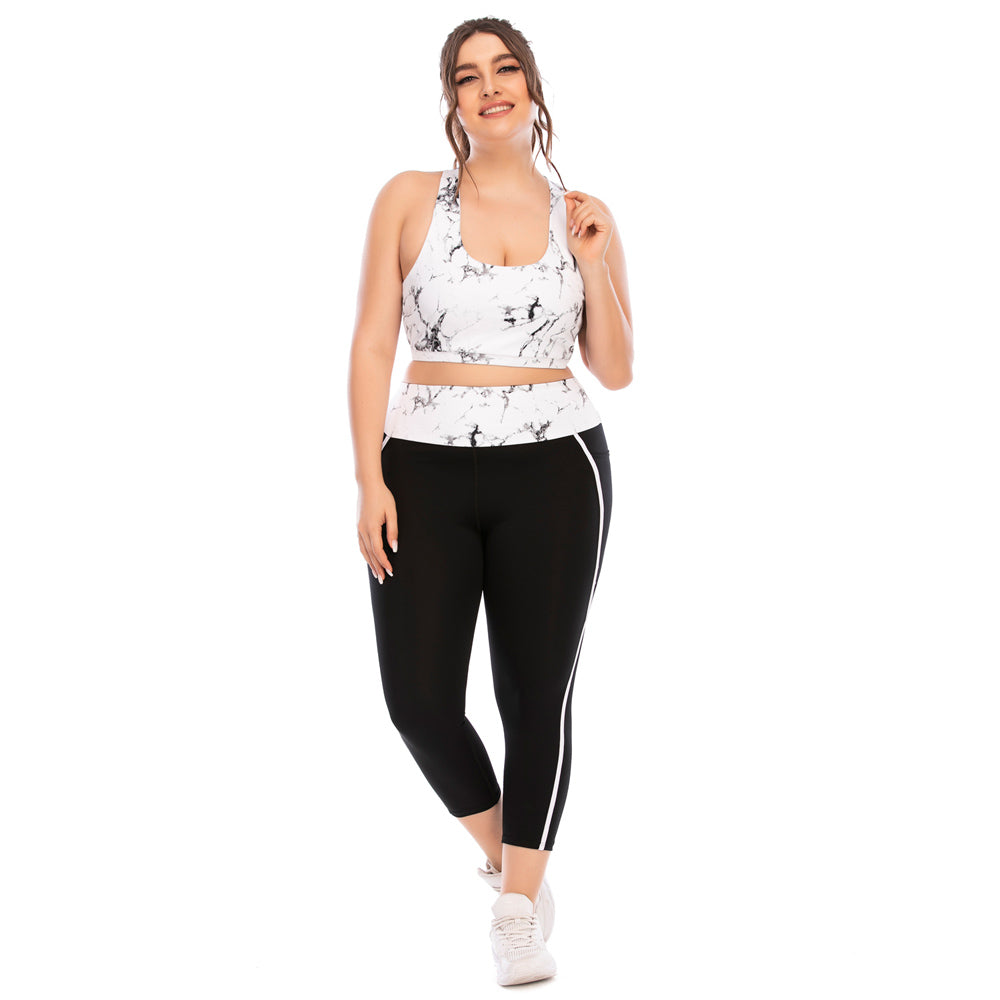 Frau in weißem Marmor-Sport-BH und schwarzen Leggings, Sportbekleidung, Fitnessmode.