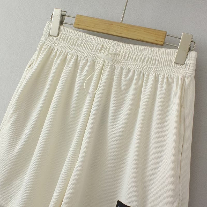 Weiße Herren-Shorts aus Baumwolle mit elastischem Bund, ideal für Sommer und Freizeit.