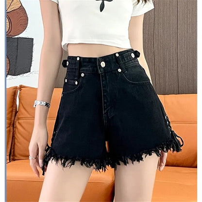 Frau trägt schwarze Jeansshorts mit Fransen, modisch, Sommerkleidung, Damenmode.