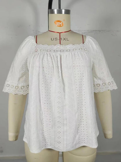 Weiße Damenbluse aus Baumwolle, Lochstickerei, kurze Ärmel, quadratischer Ausschnitt, Boho-Stil.