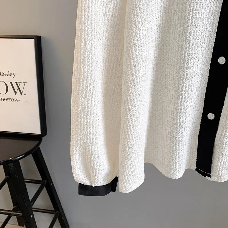 Weiße Strickbluse mit schwarzen Knöpfen, elegantes Design, Damenmode, Herbstbekleidung.