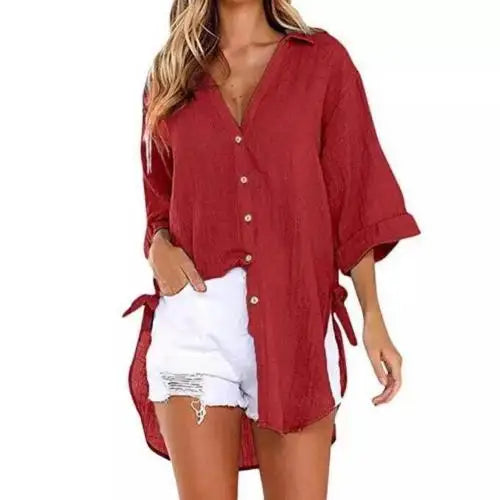 Frau in roter Leinenbluse und weißen Shorts, Sommermode, lässiger Stil, Damenbekleidung.