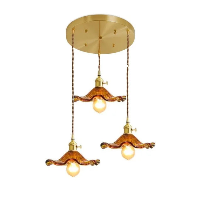 Goldene Deckenleuchte mit drei bernsteinfarbenen Glasschirmen, Vintage-Stil, E27-Lampenfassung.