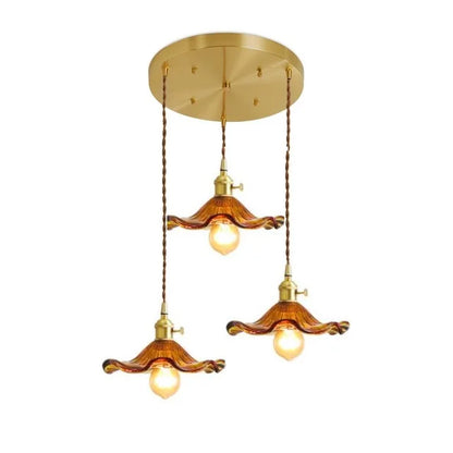 Goldene Deckenleuchte mit drei bernsteinfarbenen Glasschirmen, Vintage-Stil, E27-Lampenfassung.