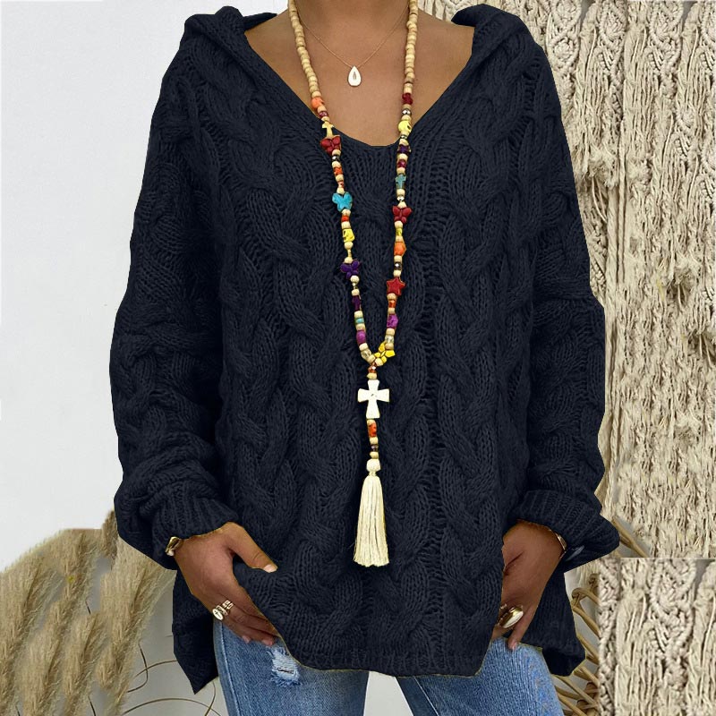 Damen Pullover schwarz Strick, bunte Perlenkette, lässig, Herbstmode, Boho-Stil.