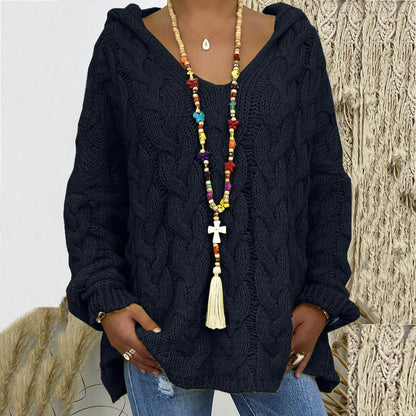Damen Pullover schwarz Strick, bunte Perlenkette, lässig, Herbstmode, Boho-Stil.