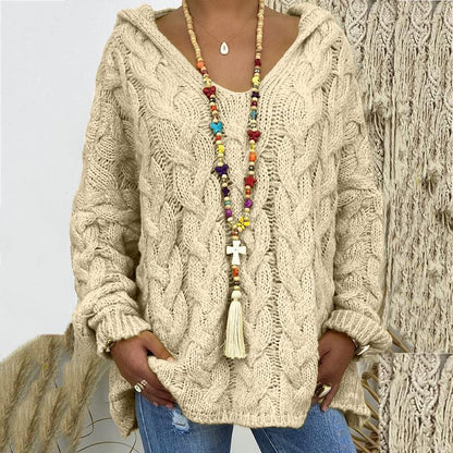 Beiger Strickpullover Damen, Zopfmuster, Kapuze, bunte Halskette, lässiger Herbstlook.