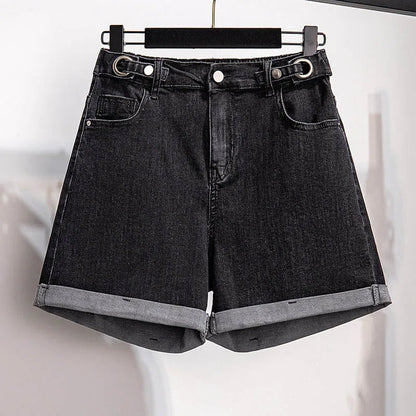 Schwarze Jeansshorts mit umgeschlagenem Saum, Metallringen, lässiger Damenmode.
