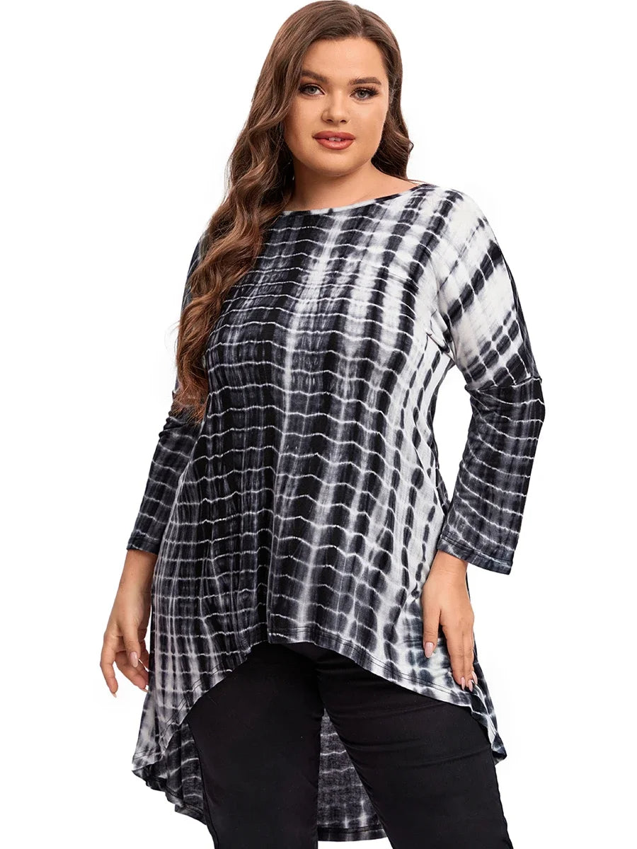 Frau in schwarz-weißem Batik-Longshirt, lange Ärmel, asymmetrischer Saum, Plus-Size-Mode.