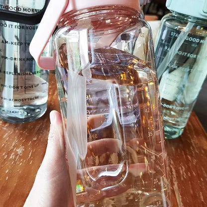 Durchsichtige Wasserflasche mit rosa Deckel, Messskala, BPA-frei, 1 Liter, Kunststoff.