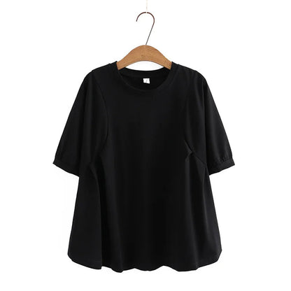 Schwarzes T-Shirt aus Baumwolle, kurzärmelig, auf Holzkleiderbügel, modisch, lässig.