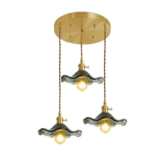 Dreiflammige Pendelleuchte aus Messing mit grünen Glasschirmen, Vintage-Design.