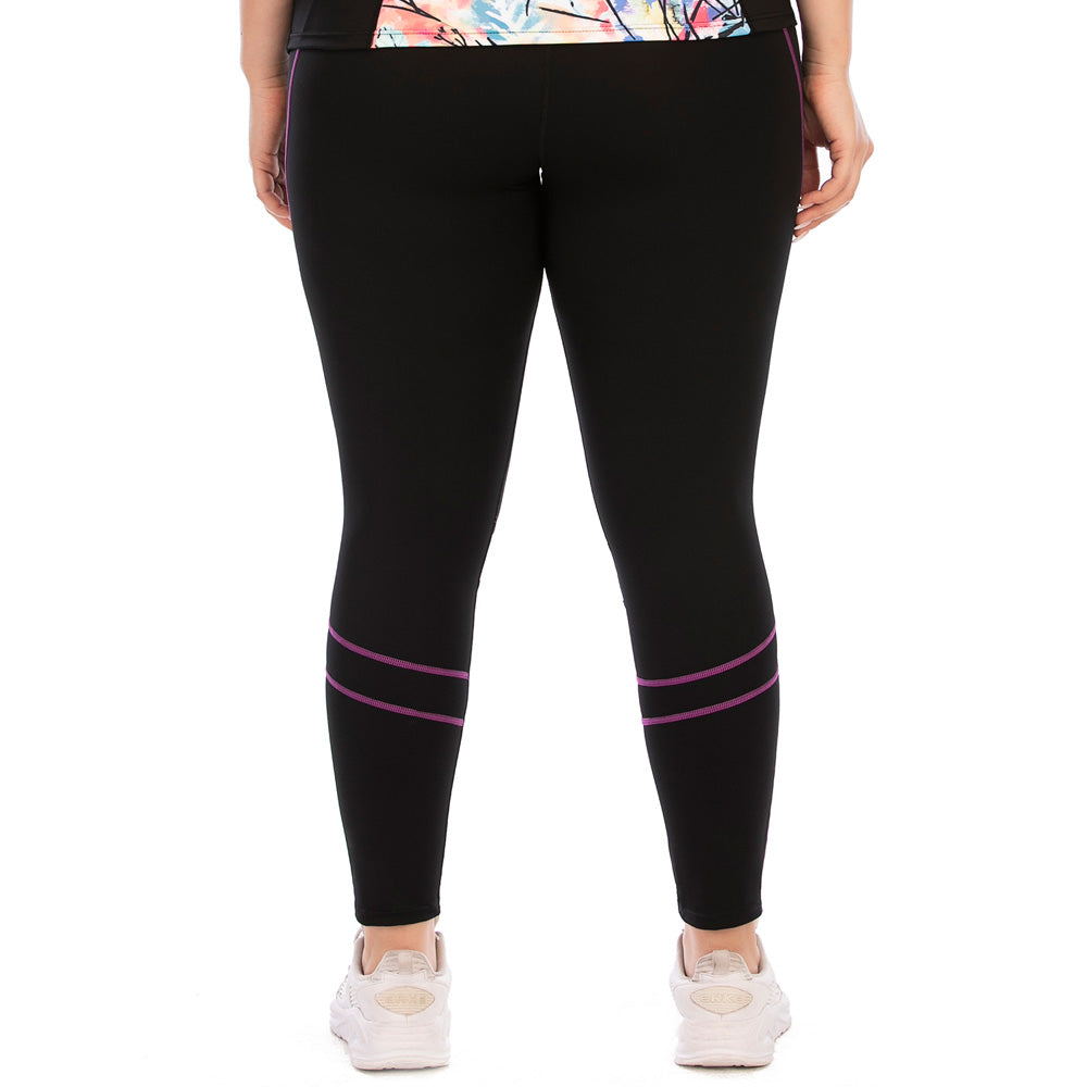 Frau in schwarzer Leggings mit lila Streifen, Sportbekleidung, Rückansicht, Fitnessmode.