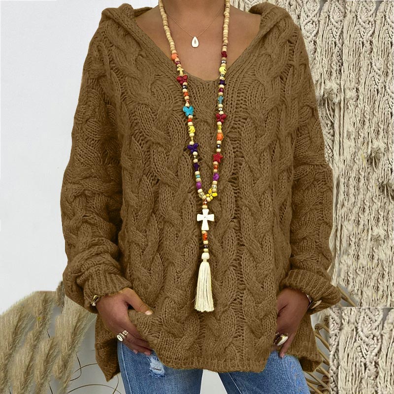 Brauner Strickpullover mit Zopfmuster, bunte Perlenkette, Damenmode, Herbstoutfit.