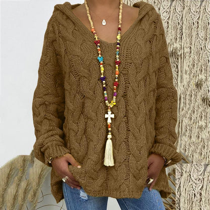 Brauner Strickpullover mit Zopfmuster, bunte Perlenkette, Damenmode, Herbstoutfit.