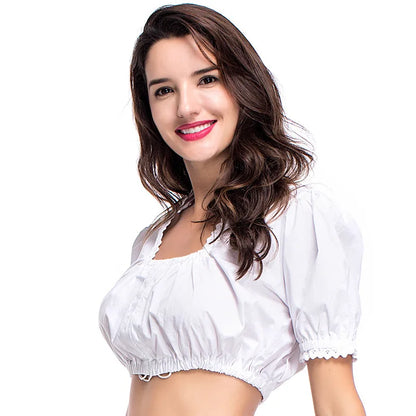 Frau in weißer Dirndlbluse mit Puffärmeln, traditionelles bayerisches Trachtenoberteil.