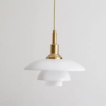 Weiße Pendelleuchte aus Glas mit Messingakzenten, modernes skandinavisches Design.