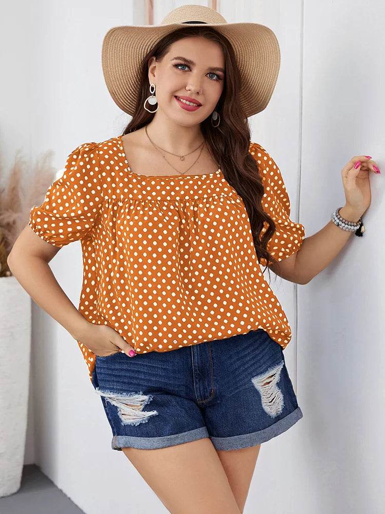 Frau in gepunkteter Bluse und Jeansshorts, Sommermode, Strohhut, lässiger Stil.