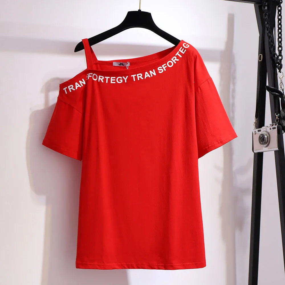 Rotes Damen-T-Shirt mit asymmetrischem Ausschnitt und Schriftzug, Baumwolle, modisch.