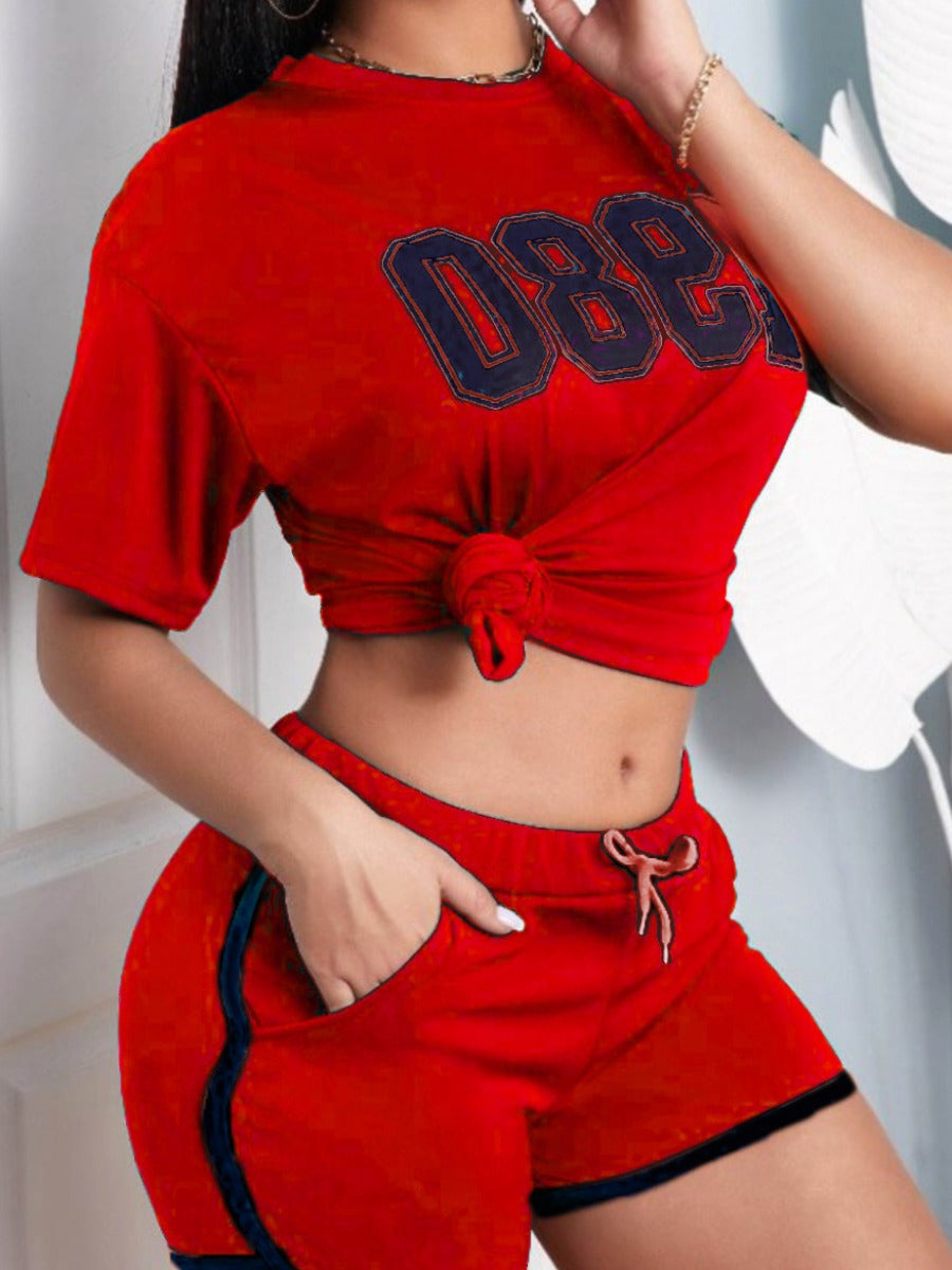Frau in rotem Sport-Set, T-Shirt und Shorts, Freizeitmode, Sommeroutfit, Damenbekleidung.