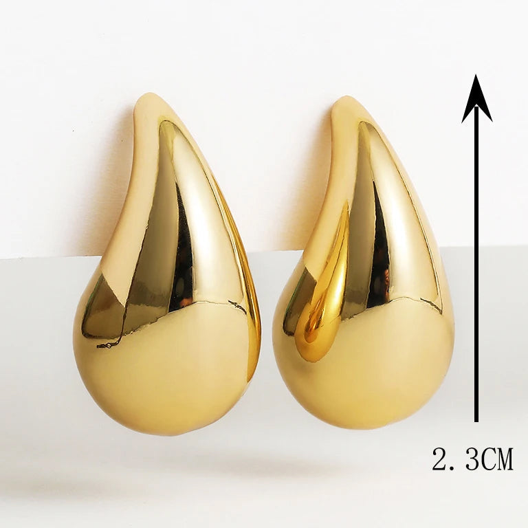 Goldene Tropfen-Ohrringe, glänzend, 2,3 cm, modisches Schmuckdesign.