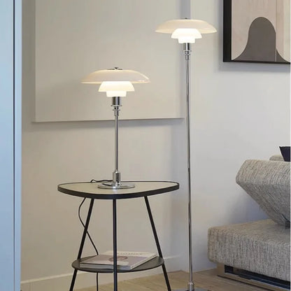 Moderne Stehlampe und Tischlampe aus Metall und Glas im Wohnzimmer, skandinavisches Design.