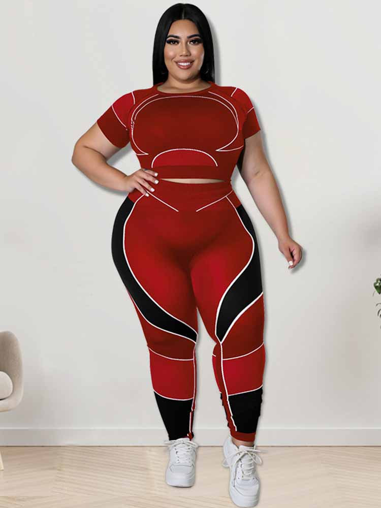 Frau in rotem, figurbetontem Sportanzug, Plus-Size, modern, Fitnessmode, weißer Hintergrund.