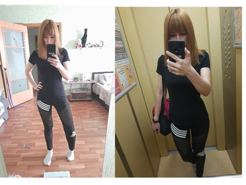 Zwei Frauen in schwarzer Sportkleidung, machen Selfies im Spiegel, Fitness, Mode, Innenraum.