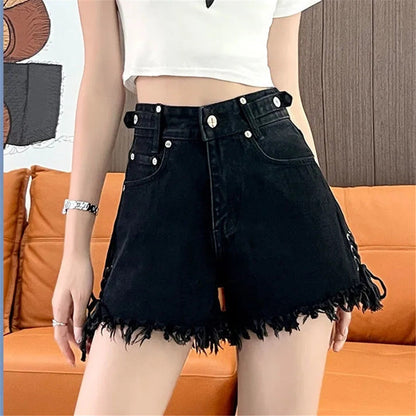 Frau trägt schwarze Jeansshorts mit Fransen, modisch, Sommerkleidung, Damenmode.
